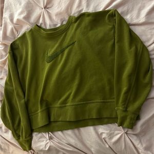 Green cropped nike long sleeve 💚